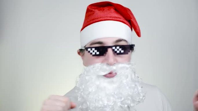跳舞的圣诞老人戴着有趣的像素化太阳镜在白色背景。流氓，老大，暴徒生活迷因。8位风格。Holly Jo
