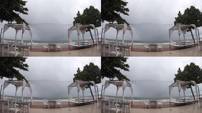 雨在酒店前面的海面上。