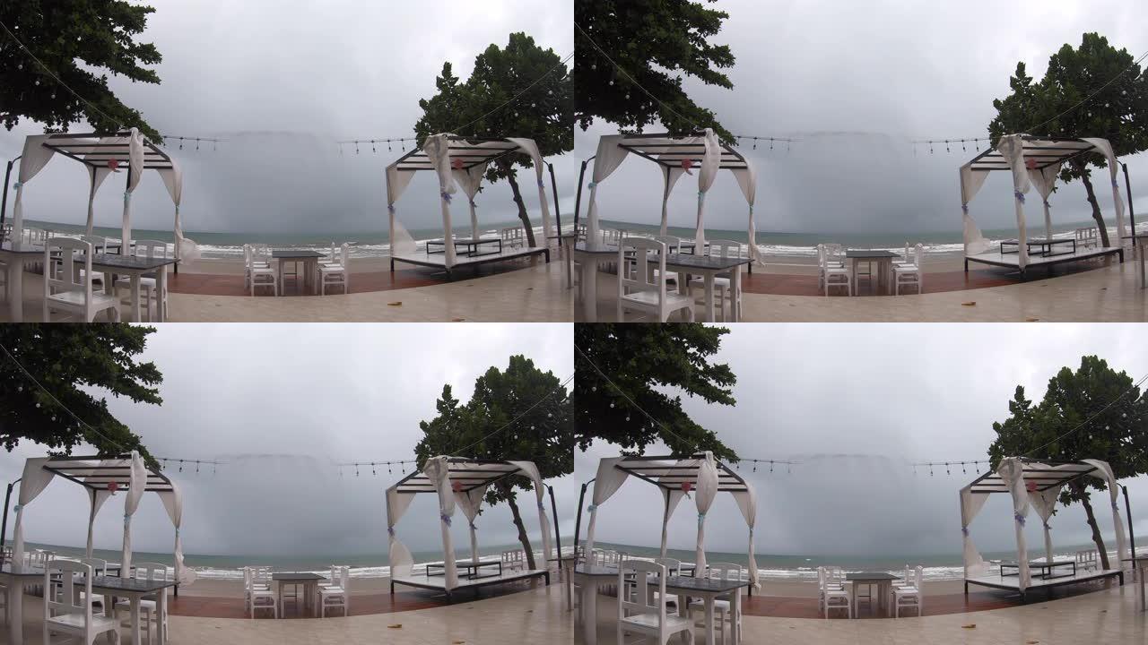 雨在酒店前面的海面上。