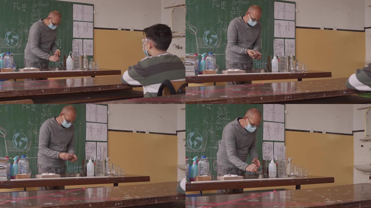老师给他的学生上物理课