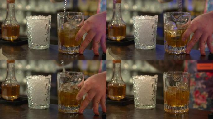 在玻璃杯中混合朗姆酒和冰。