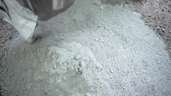 工人浇注水泥