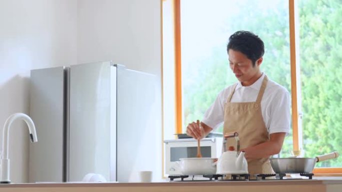 亚洲男子在家做饭做菜居家人物