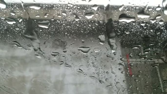 雨水撞击玻璃整合水滴