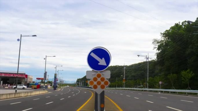 韩国有路牌的道路上交通杆的延时视图