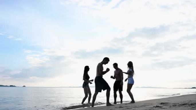 一群朋友在沙滩上跳舞
