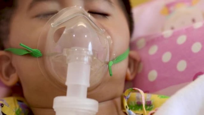 亚洲小男孩在医院用雾化器吸入，雾化概念