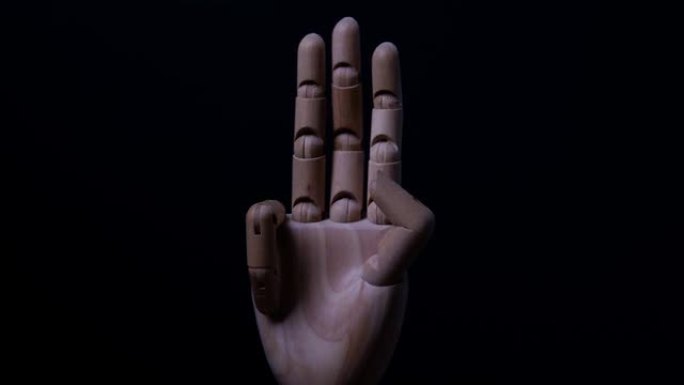 带有关键框的4k混合停止运动木制木偶竖起3个手指代表泰国民主呼吁的象征。