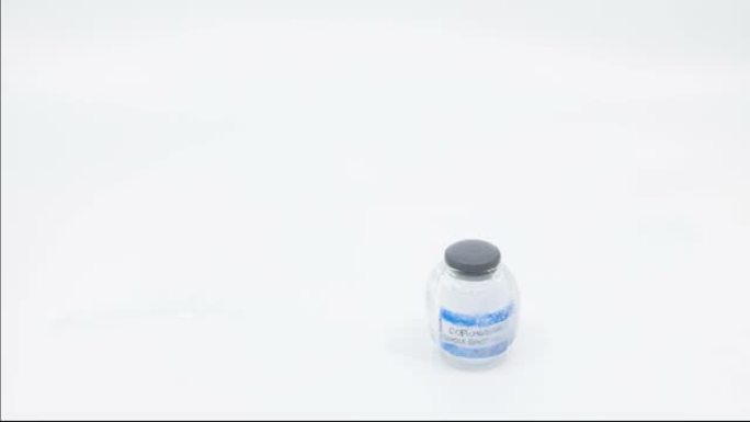 缓慢融化冰块与COVID剂量疫苗冷冻在非常低储存温度的概念，用于电晕病毒疫苗玻璃瓶与疫苗用于电晕病毒