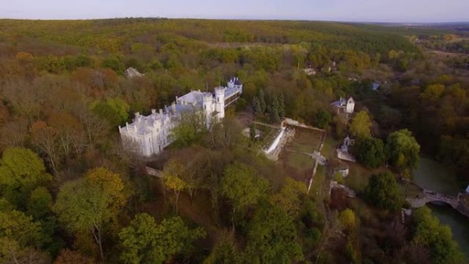 哈尔科夫地区沙里夫卡旧废弃宫殿的鸟瞰图