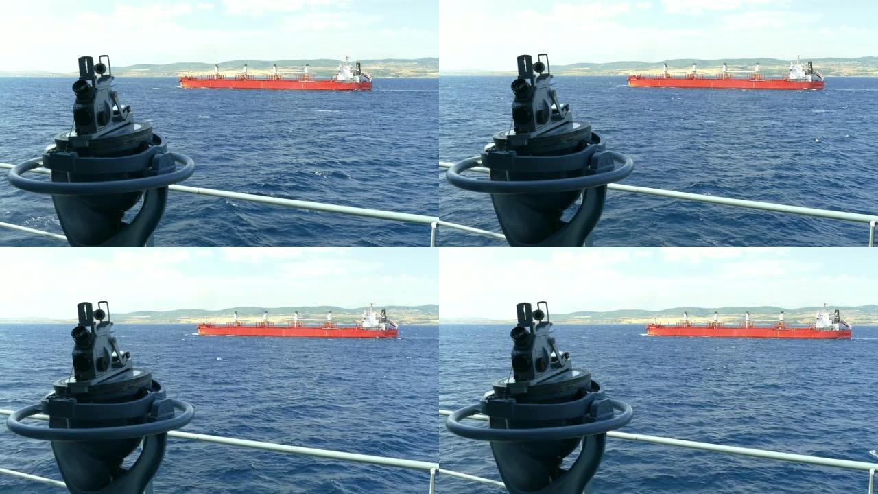 以达达尼尔海峡的一艘货船为背景的六分仪