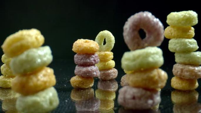 五颜六色的谷物箍排成一排在金字塔里。儿童饮食过程概念