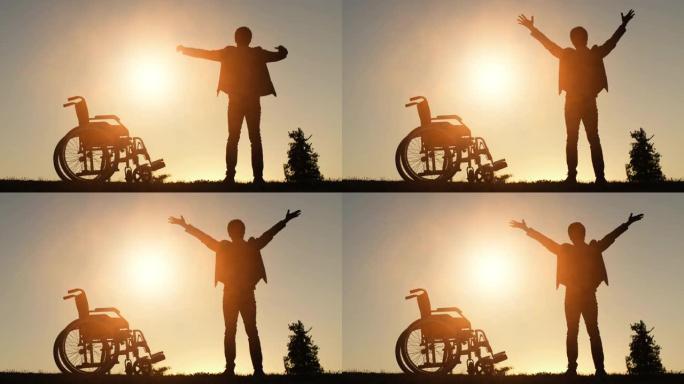 轮椅附近的快乐男人举起双手