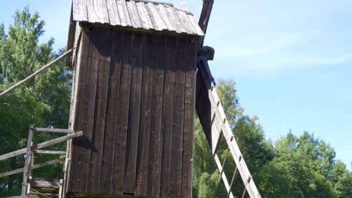 爱沙尼亚森林上的木制风车的近距离观察