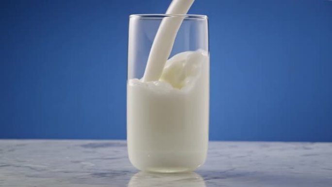 奶油牛奶倒