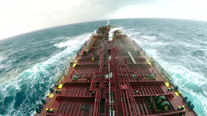 暴风雨中的油轮海上运输远洋货轮新航海时代