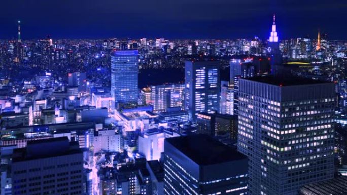 新宿的夜景衬砌着摩天大楼