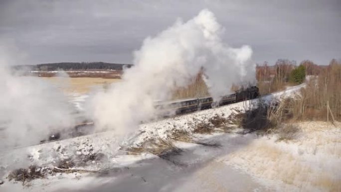 库存视频老火车鸟瞰图蒸汽火车在卡累利阿湖的铁轨上运行。