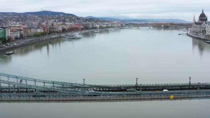匈牙利布达佩斯的链桥，状况不佳，翻新前。
