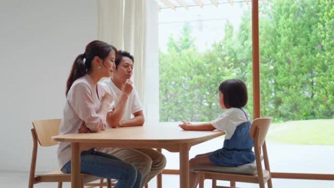 亚洲家庭在家聊天人物人文一家人牛仔裤