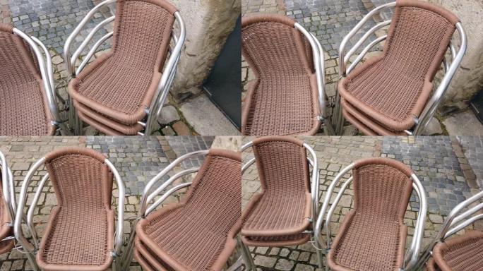 新冠肺炎疫情封锁期间，室外餐椅空无一人