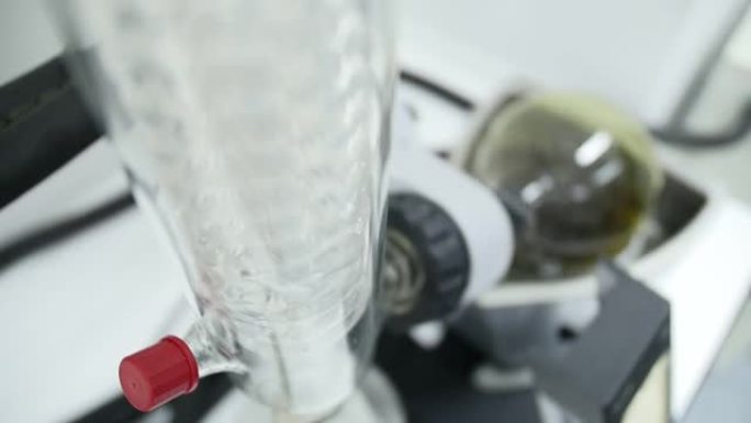 液体蒸馏机。用于化妆品工厂。