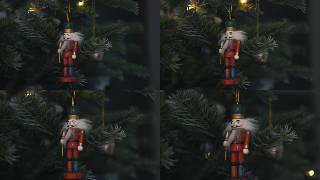 圣诞树上的装饰玩具胡桃夹子。4K多莉滑块拍摄。背景模糊的圣诞树上的胡桃夹子士兵。