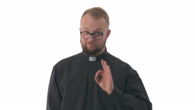 戴眼镜的白胡子高加索牧师，戴着戒指。好的手势。孤立在白色背景上