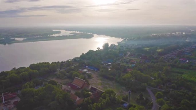 有湖泊或河流的青山。泰国碧差汶的自然景观背景。