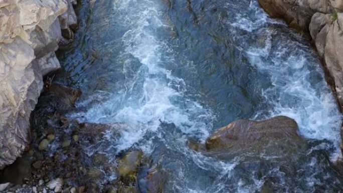 新鲜的透明水流在尖锐的岩石之间流动