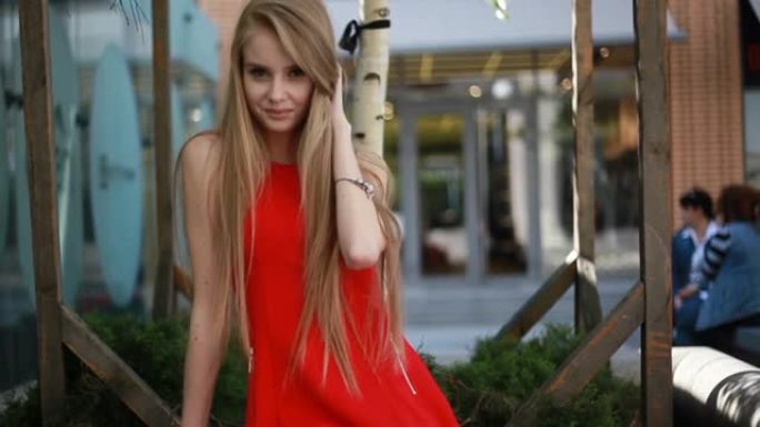 漂亮年轻的金发女孩穿着一件红色连衣裙