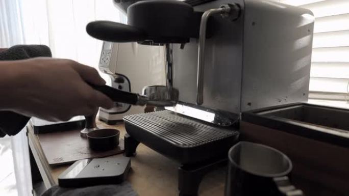 咖啡师清洁浓缩咖啡过滤器