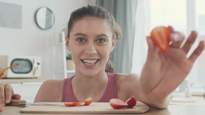 女性视频博客作者讲述浆果的利润