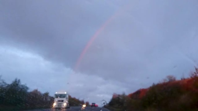 多云高速公路上的彩虹驾驶汽车旅行