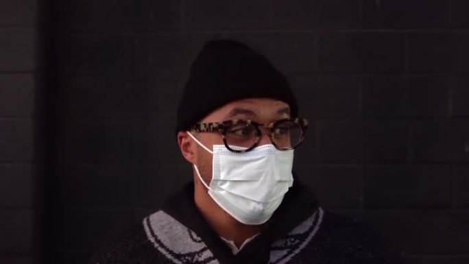 一名年轻的非裔美国人戴着防护口罩防止病毒感染
