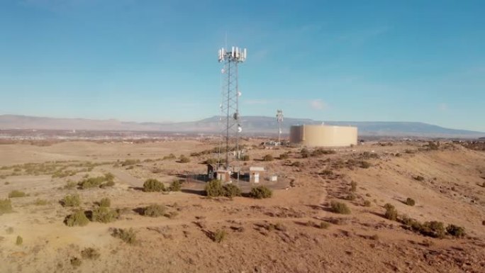 科罗拉多州西部弗鲁伊塔大路口地区的沙漠景观，配有5g塔无人机镜头
