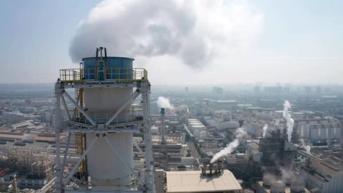 工业冶金厂黎明烟雾排放的鸟瞰图