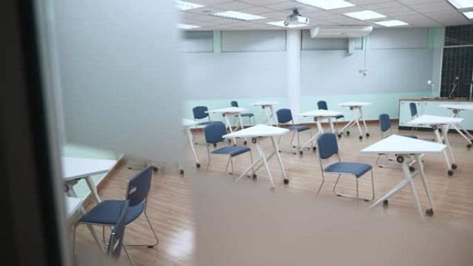 大学室内空教室的场景，返校的概念，房间椅子的设置设计社交距离
