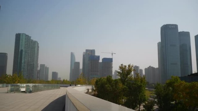阳光灿烂的杭州城市现代河边城镇公园慢动作全景4k中国