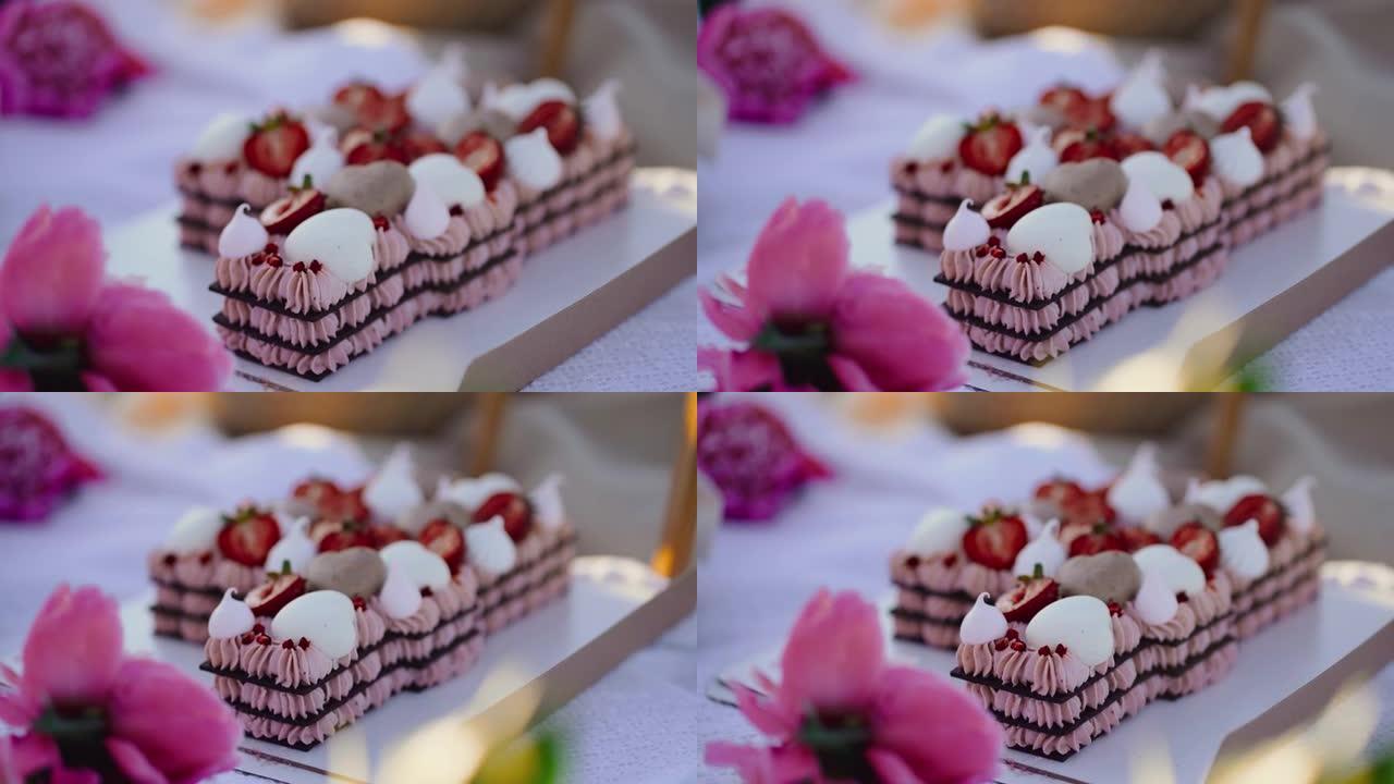 浅景深的蛋糕镜头。它是用鸡蛋，黄油，饼干，牛奶和草莓味制成的蛋糕