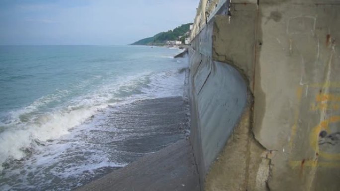 海浪拍打着堤岸。波浪破坏了堤岸。