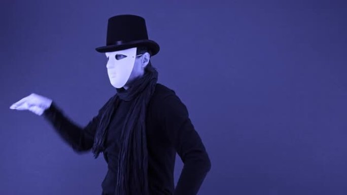 白色面具的哑剧 -- 脸、帽子和白手套在蓝色背景上塑性跳舞。