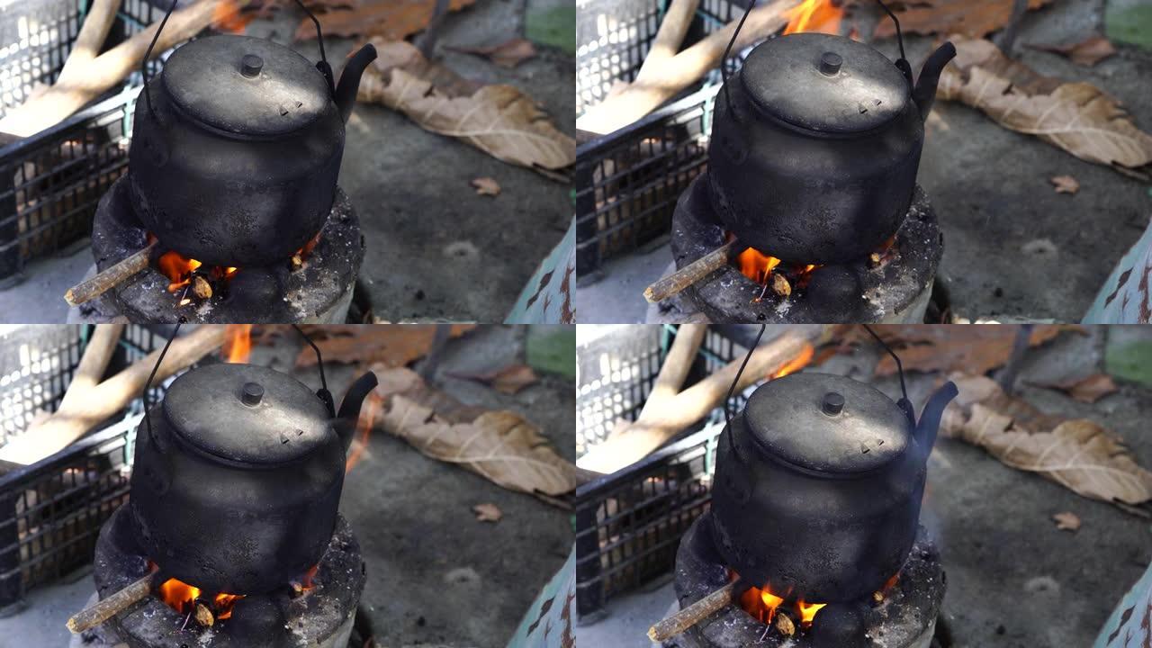越南农村篝火上的旧水壶