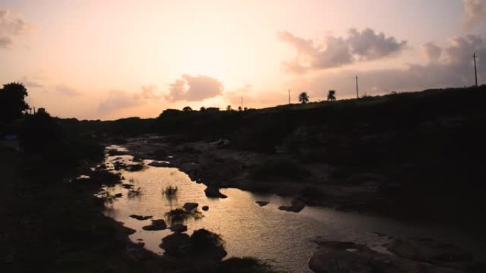 河上美丽的日落美景。在印度库奇布杰的哈里河。