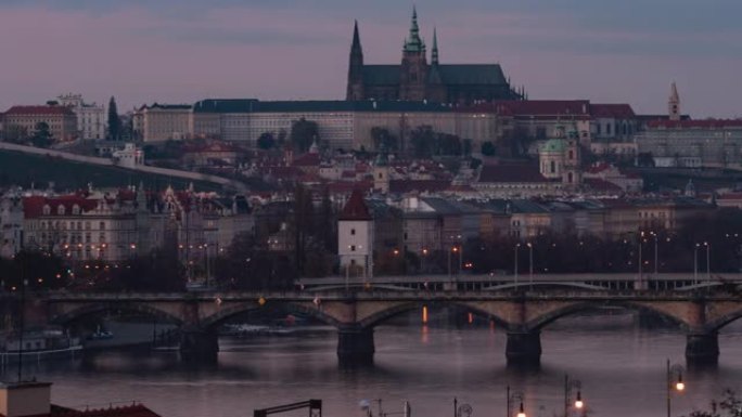 布拉格城堡和神圣的迎宾教堂。从17世纪流动的河流透视古老的照明城堡堡垒