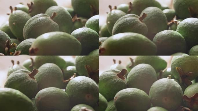 牛奶上成熟的feijoa水果