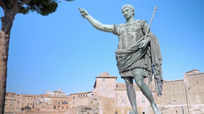 奥古斯都皇帝的青铜雕像沿着dei Fori Imperiali