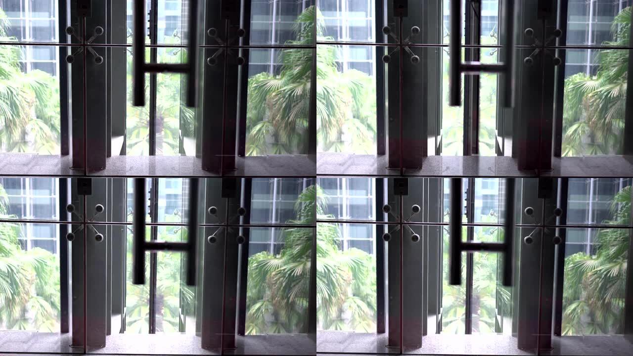 玻璃电梯正在一栋现代建筑中下降。钢绳上的特写镜头。