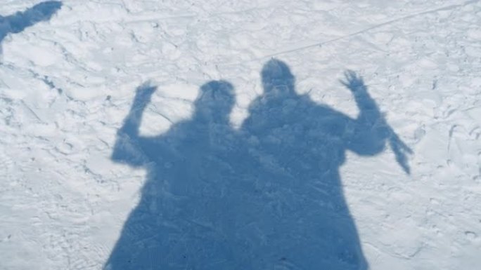 几个滑雪者在新鲜的雪上挥舞着阴影