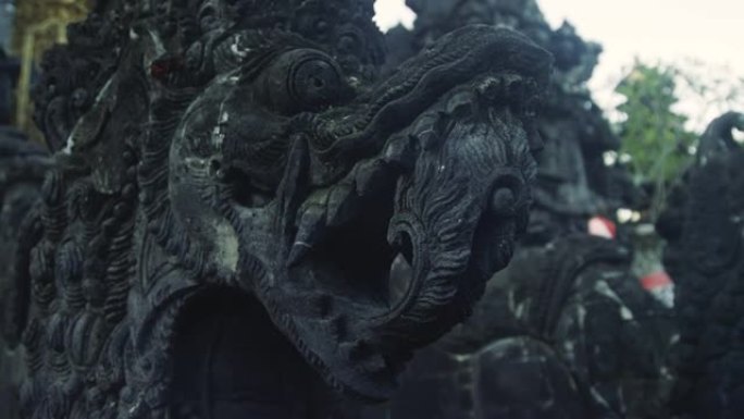 印度尼西亚巴厘岛印度教寺庙入口处的龙面雕像